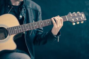 man bespeelt gitaar